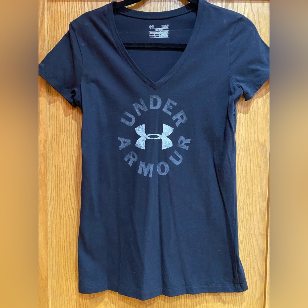 Under Armour Women’s black semi-fitted heatgear t-shirt, size small.